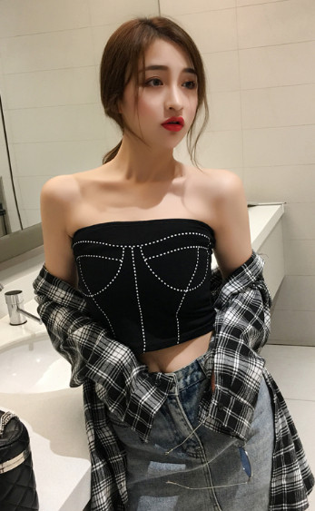 Modern női mellszoba fekete színben, díszítéssel