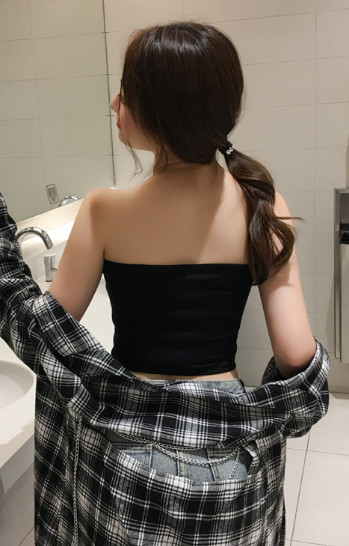 Modern női mellszoba fekete színben, díszítéssel