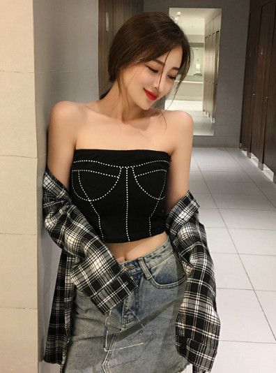 Modern női mellszoba fekete színben, díszítéssel