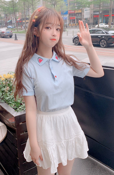 Σύγχρονη γυναικεία μπλούζα με κουμπιά και τύπωμα