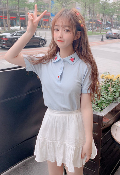 Σύγχρονη γυναικεία μπλούζα με κουμπιά και τύπωμα