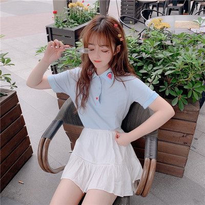 Σύγχρονη γυναικεία μπλούζα με κουμπιά και τύπωμα