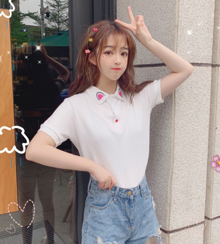 Σύγχρονη γυναικεία μπλούζα με κουμπιά και τύπωμα