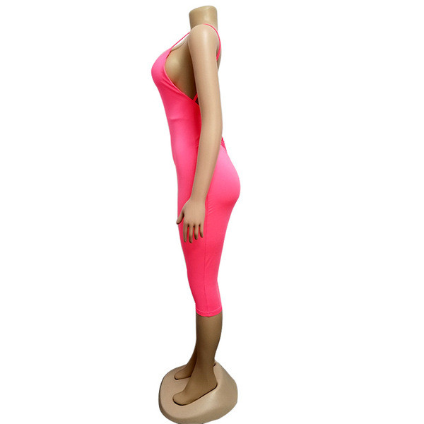 Modern női ruha csupasz háttal és vékony, rózsaszín és sárga pántokkal