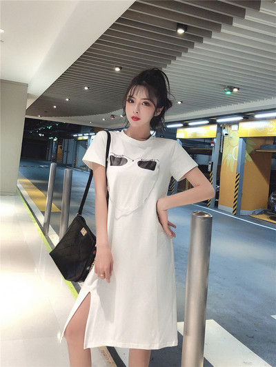 Modern női ruha fekete-fehér színben, rátéttel és rövid ujjal