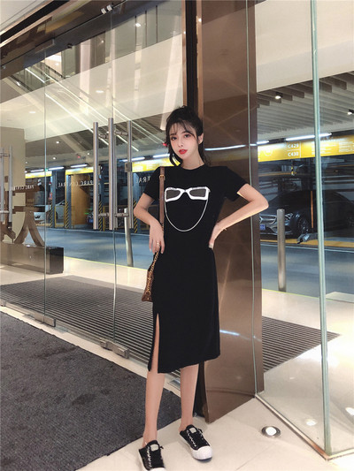 Modern női ruha fekete-fehér színben, rátéttel és rövid ujjal