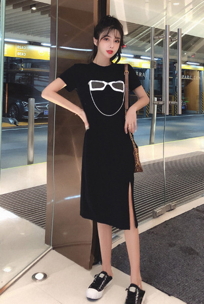 Modern női ruha fekete-fehér színben, rátéttel és rövid ujjal