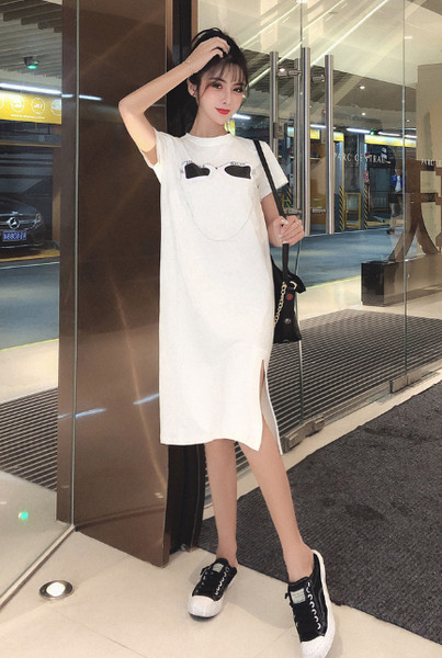 Modern női ruha fekete-fehér színben, rátéttel és rövid ujjal