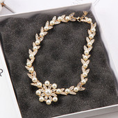 Κομψό γυναικείο κολιέ με πέτρες  και πέρλες σε χρυσό χρώμα