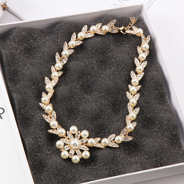 Κομψό γυναικείο κολιέ με πέτρες  και πέρλες σε χρυσό χρώμα