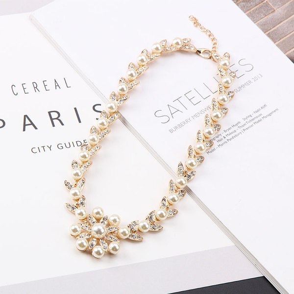 Κομψό γυναικείο κολιέ με πέτρες  και πέρλες σε χρυσό χρώμα