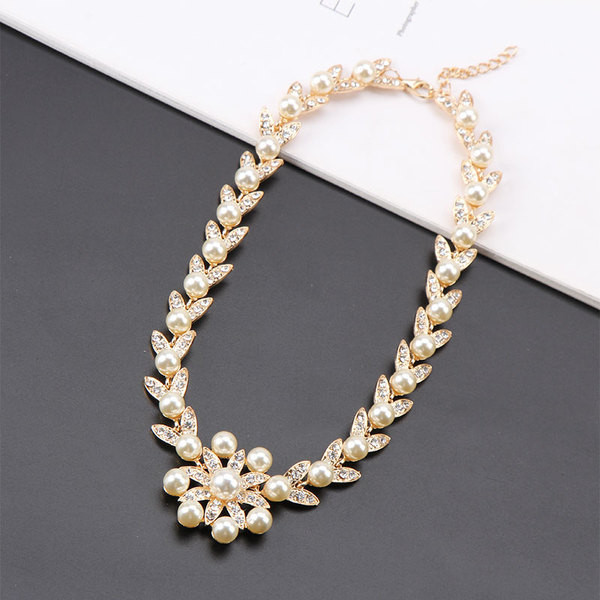 Κομψό γυναικείο κολιέ με πέτρες  και πέρλες σε χρυσό χρώμα