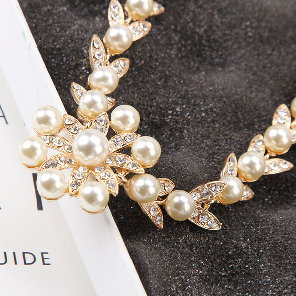 Κομψό γυναικείο κολιέ με πέτρες  και πέρλες σε χρυσό χρώμα