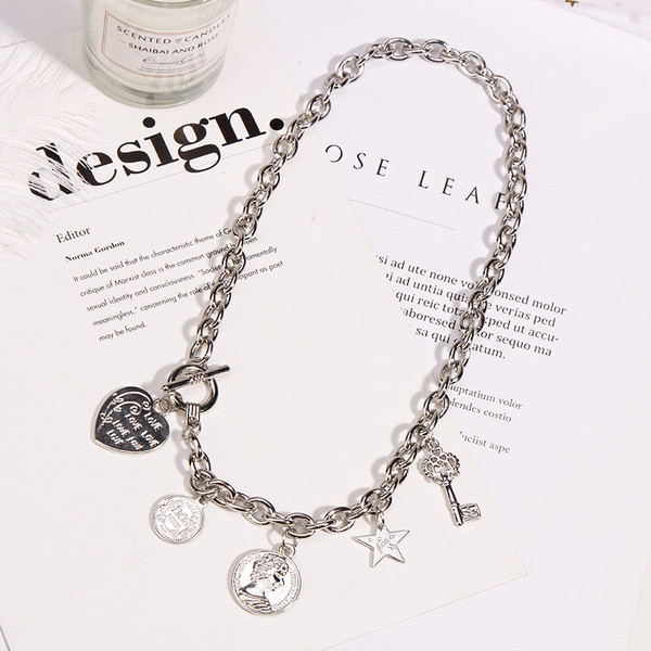 Napi női nyaklánc medálokkal, arany és ezüst színben