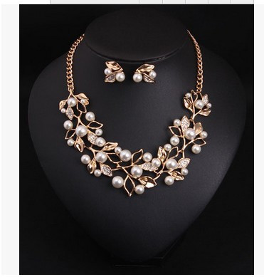Κομψό γυναικείο σετ - κολιέ και σκουλαρίκια με πέρλες σε δύο χρώματα