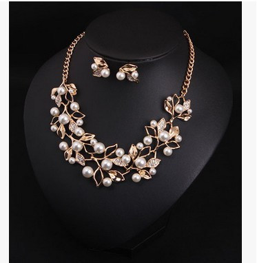 Κομψό γυναικείο σετ - κολιέ και σκουλαρίκια με πέρλες σε δύο χρώματα