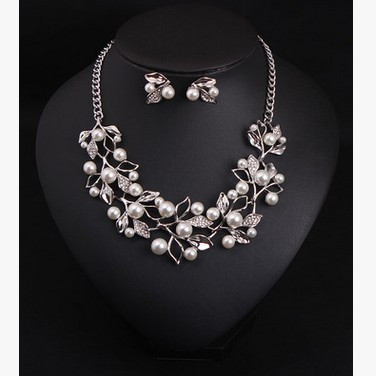 Κομψό γυναικείο σετ - κολιέ και σκουλαρίκια με πέρλες σε δύο χρώματα