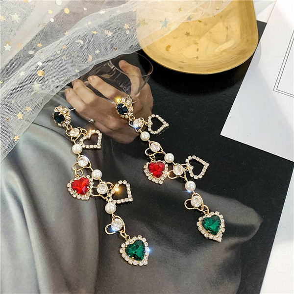 Női hosszú fülbevaló színes kövekkel