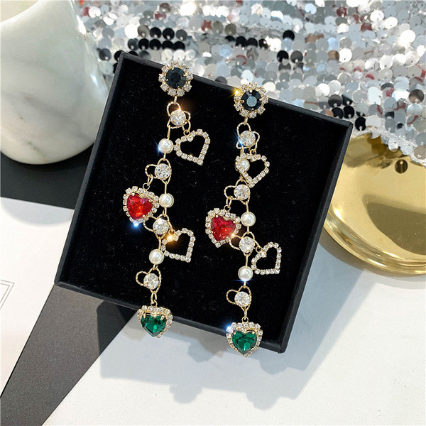 Női hosszú fülbevaló színes kövekkel