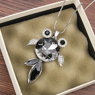 Colier lung de dama cu pandantiv de culoare argintie