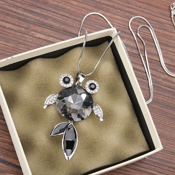 Colier lung de dama cu pandantiv de culoare argintie