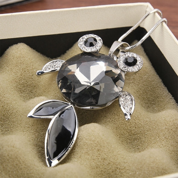 Colier lung de dama cu pandantiv de culoare argintie