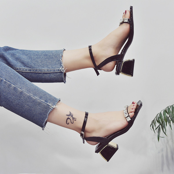 Актуални дамски сандали в два цвята с екстравагантен ток