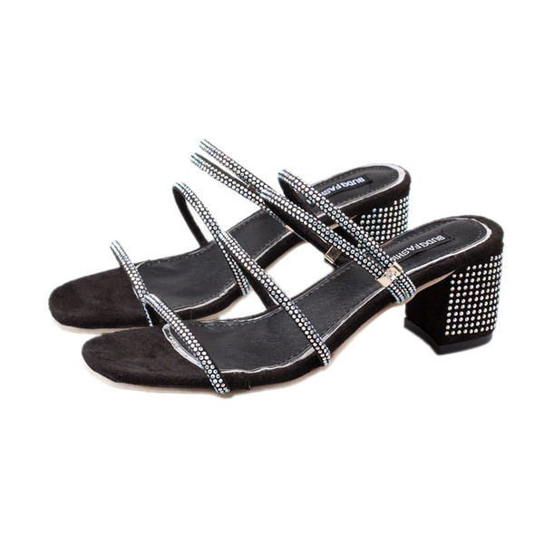 Актуални дамски сандали в бял и черен цвят