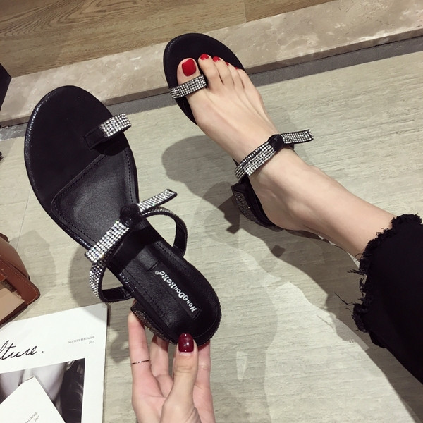 Стилни дамски сандали в бял и черен цвят с декоративни камъни