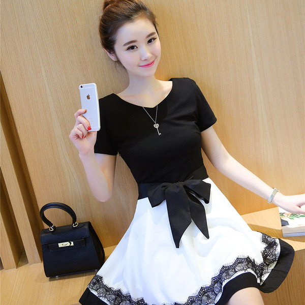 Модерна дамска рокля с панделка в черен цвят 