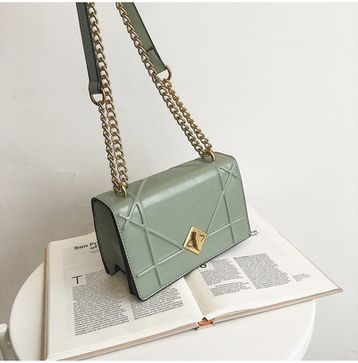 Стилна дамска чанта в три цвята от еко кожа с метална верижка