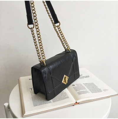 Стилна дамска чанта в три цвята от еко кожа с метална верижка