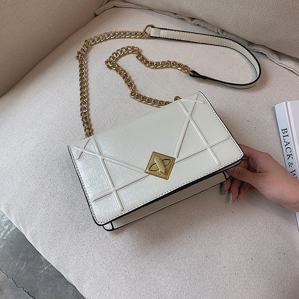 Стилна дамска чанта в три цвята от еко кожа с метална верижка