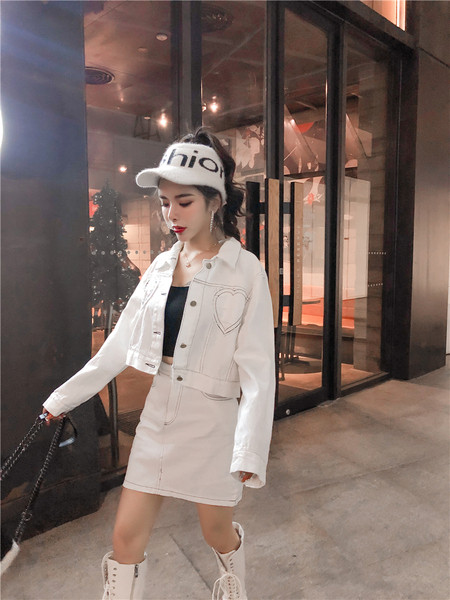 Модерен дамски комплект от дънково яке и пола в бял и черен цвят 