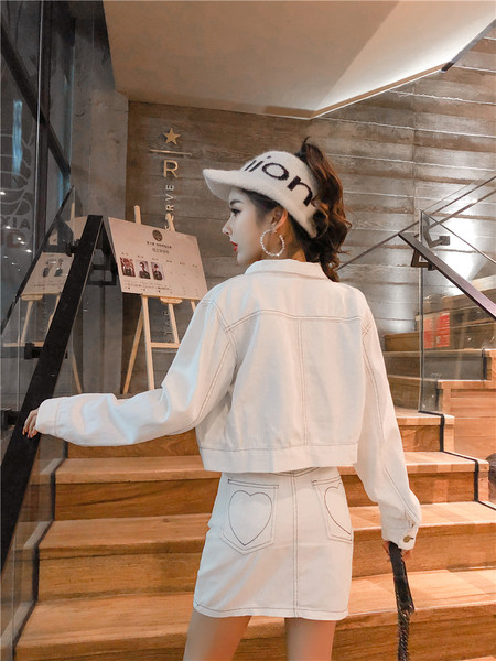 Модерен дамски комплект от дънково яке и пола в бял и черен цвят 