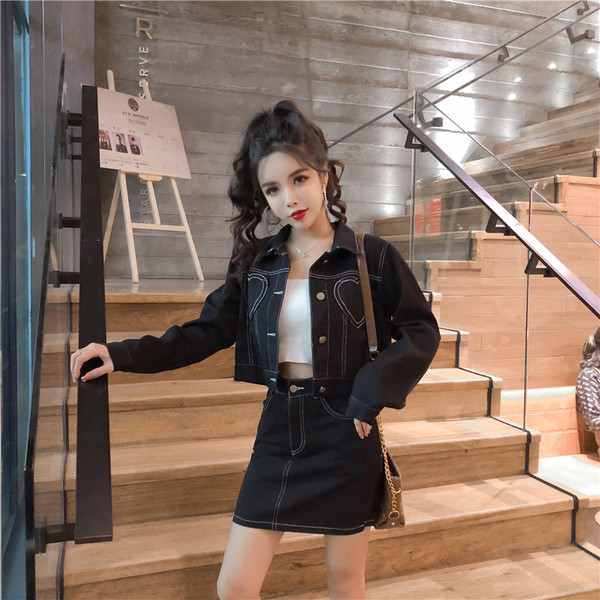 Модерен дамски комплект от дънково яке и пола в бял и черен цвят 