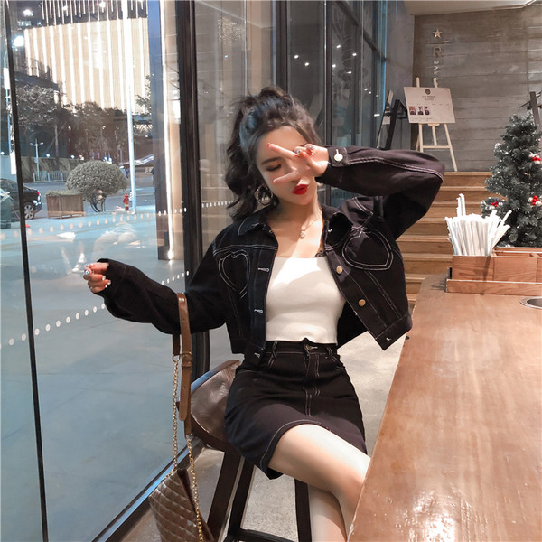 Модерен дамски комплект от дънково яке и пола в бял и черен цвят 