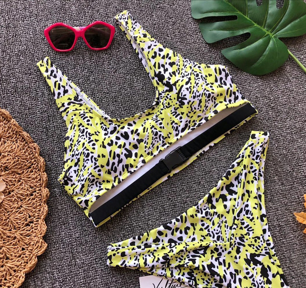 Бански костюм с десен и колан