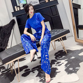 Модерен дамски комплект от тениска с къс ръкав и панталон с висока талия в син цвят