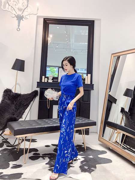 Модерен дамски комплект от тениска с къс ръкав и панталон с висока талия в син цвят