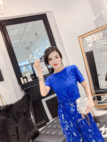 Модерен дамски комплект от тениска с къс ръкав и панталон с висока талия в син цвят