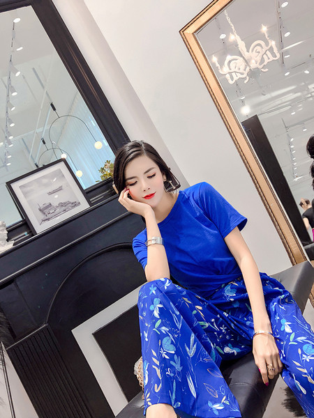 Модерен дамски комплект от тениска с къс ръкав и панталон с висока талия в син цвят