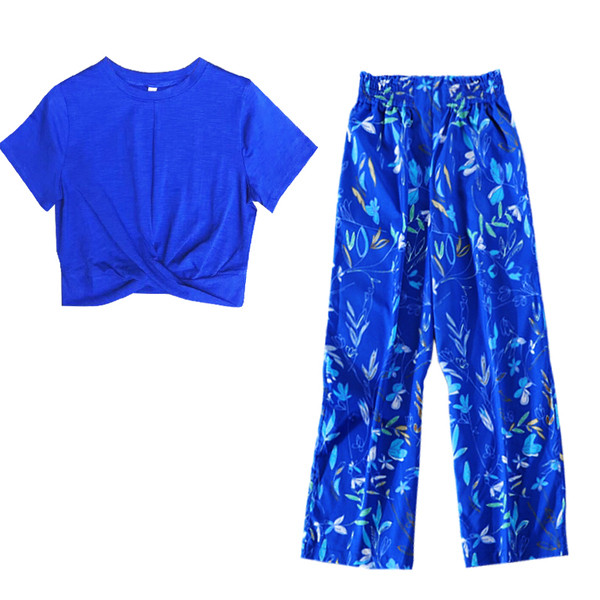Модерен дамски комплект от тениска с къс ръкав и панталон с висока талия в син цвят