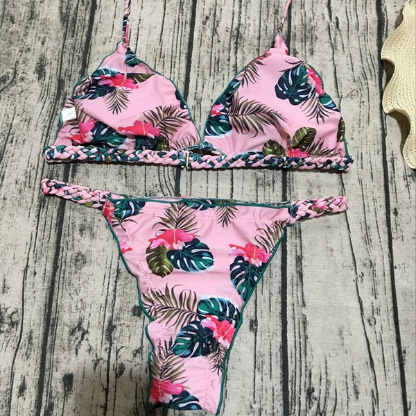 Бански костюм с флорален десен и триъгълно горнище