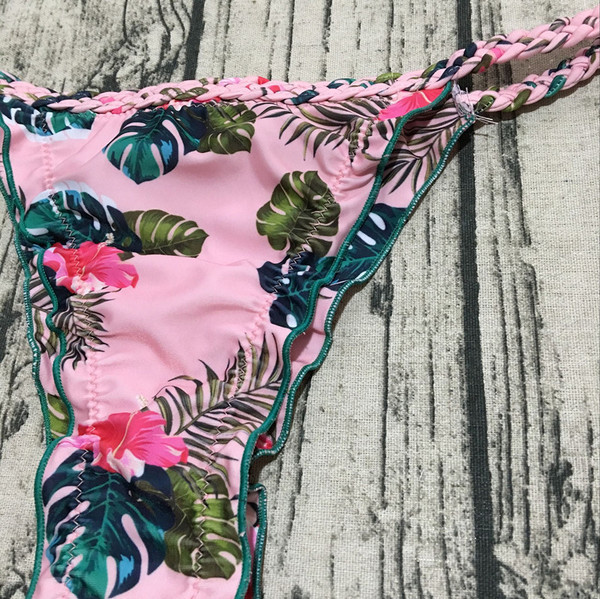 Бански костюм с флорален десен и триъгълно горнище