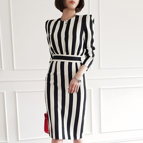 Дамска стилна раирана рокля в черно-бял цвят 