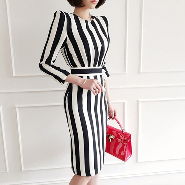 Дамска стилна раирана рокля в черно-бял цвят 