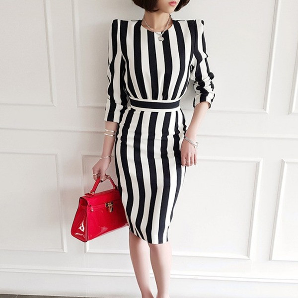 Дамска стилна раирана рокля в черно-бял цвят 