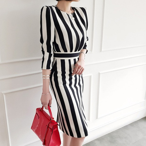 Дамска стилна раирана рокля в черно-бял цвят 