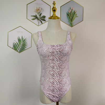 Модерен цял бански костюм с различни десени